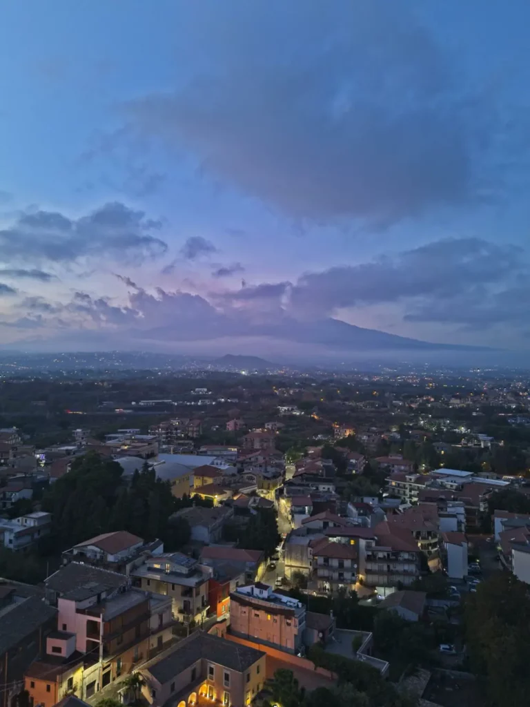 Foto vertical de uma cidade tirada pelo drone DJI Mini 4 PRO