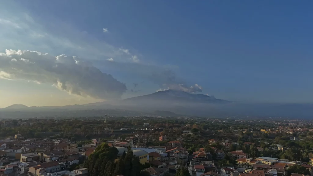Paisagem de uma montanha e uma cidade tirada pelo drone DJI Mini 4 PRO