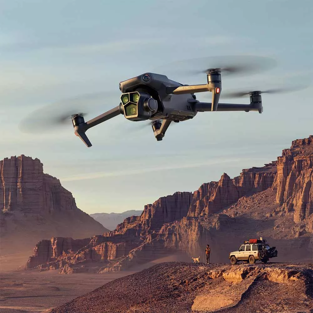 Drone DJI Mavic 3 Voando em um deserto