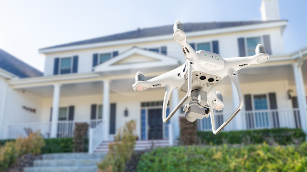 Drone tirando foto de uma casa