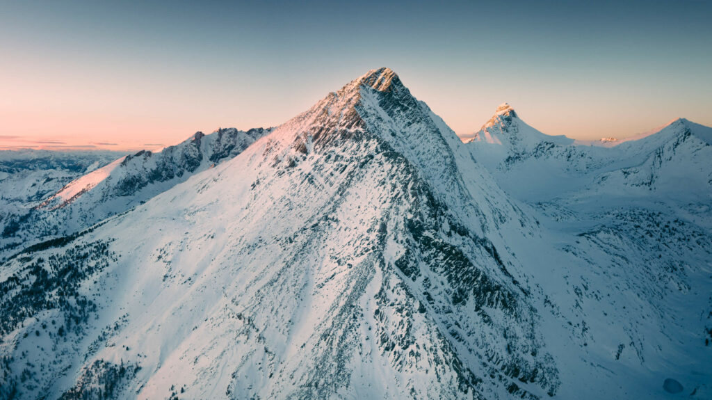 Foto da ponta de uma montanha tirada pelo drone DJI Mavic 3