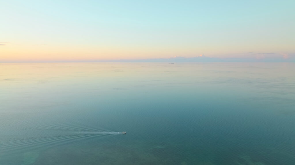 Foto de um oceano tirada pelo drone DJI Mavic 3
