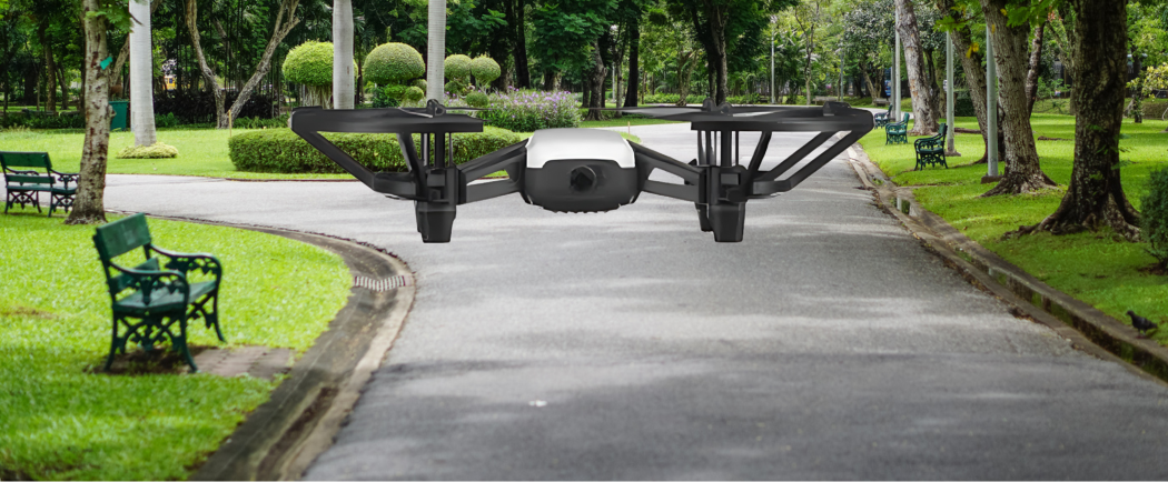 Melhor drone barato DJI Ryze Tello voando em um parque