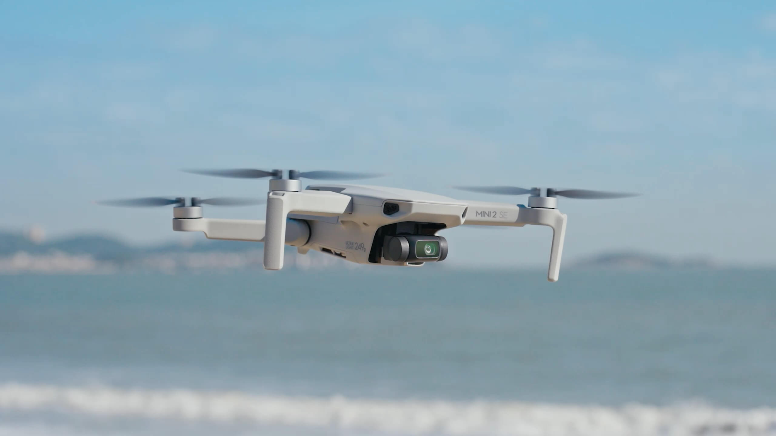 Melhor drone para iniciantes DJI Mini 2 SE voando na praia